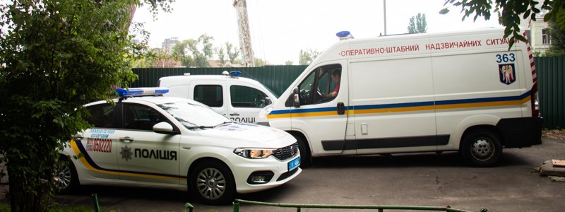 В центре Киева у забора больницы нашли мужчину в луже крови
