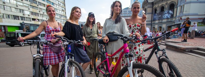 В Киеве около 300 нарядных девушек проехались по центру на велосипедах: как это было