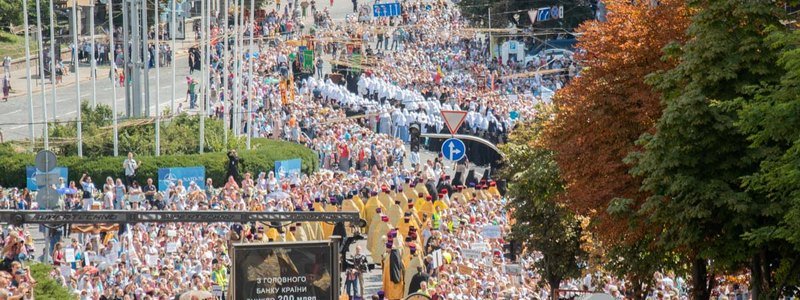 Тысячи людей под палящим солнцем: как в Киеве прошел крестный ход УПЦ Московского патриархата