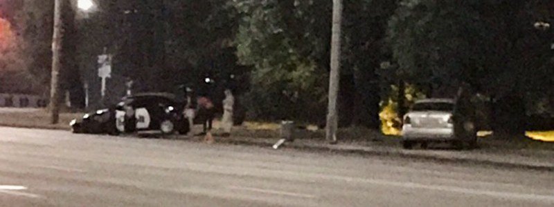 В Киеве на Дружбы народов таксист службы Bolt задел столб и вылетел на тротуар