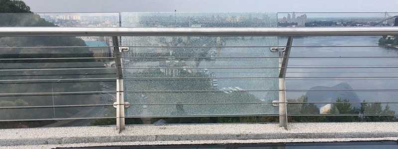 В Киеве на «мосту Кличко» треснуло боковое стекло: когда заменят