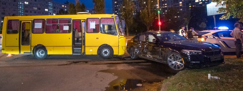 В Киеве на Оболони бесплатный автобус ТРЦ SkyMall влетел в BMW
