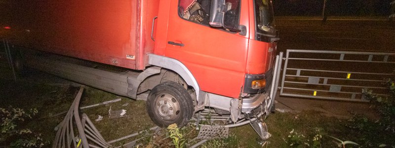 В Киеве на проспекте Победы водитель грузовика умер за рулем и въехал в забор