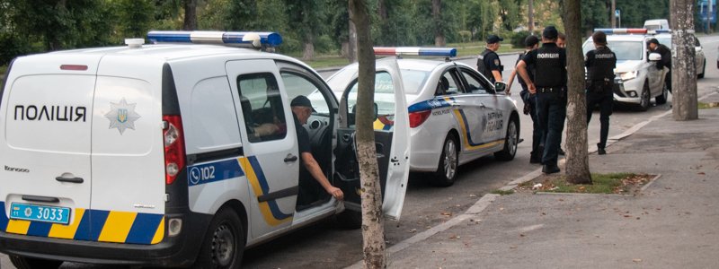 В Киеве возле парка "Отрадный" мужчина в панаме воткнул нож в человека и сбежал