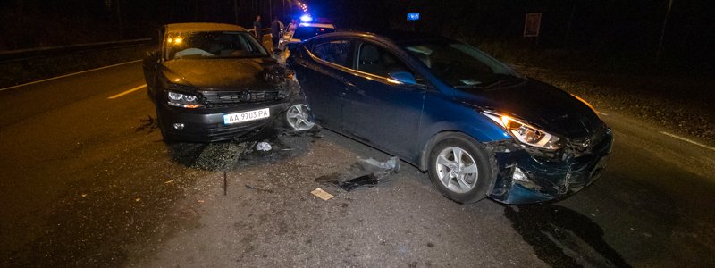 В Киеве Volkswagen влетел в ДТП из двух Hyundai: пострадали два ребенка и женщина