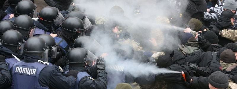 В Киеве на митинге мужчина распылил на копов слезоточивый газ