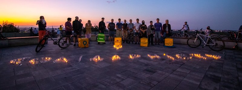 В центре Киева курьеры Glovo зажгли свечи и почтили память погибшего коллеги
