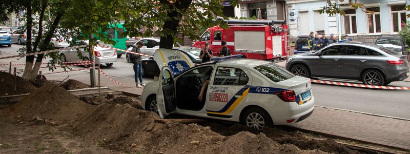 В центре Киева Renault врезался в дерево: умер сотрудник госохраны