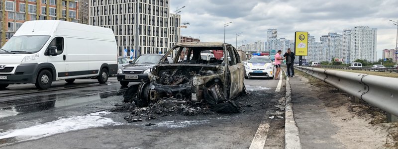 В Киеве на Позняках BMW X5 вспыхнул во время движения и сгорел дотла