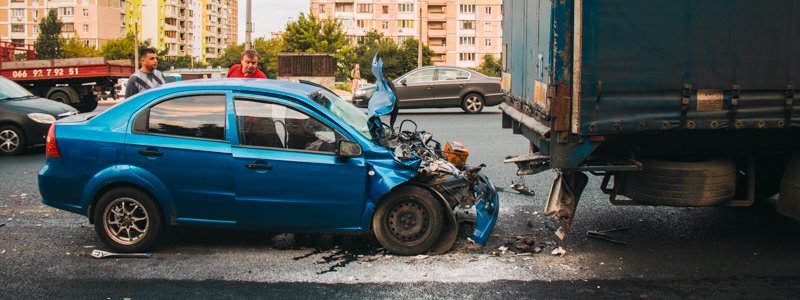 В Киеве Chevrolet залетел под фуру: пострадали водитель и пассажир легковушки