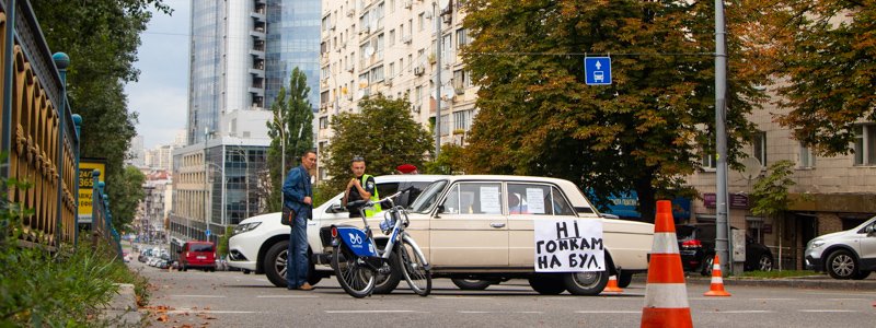 В центре Киева мужчина перекрыл бульвар "Жигулями" из-за гонок