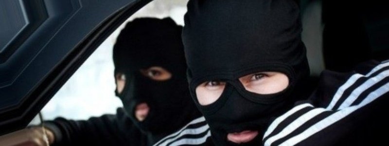 Под Киевом трое мужчин похитили терминал iBox из супермаркета