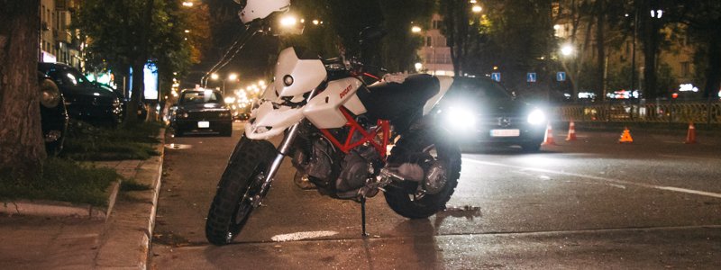 В Киеве на бульваре Леси Украинки мотоцикл влетел в Toyota: пострадал байкер