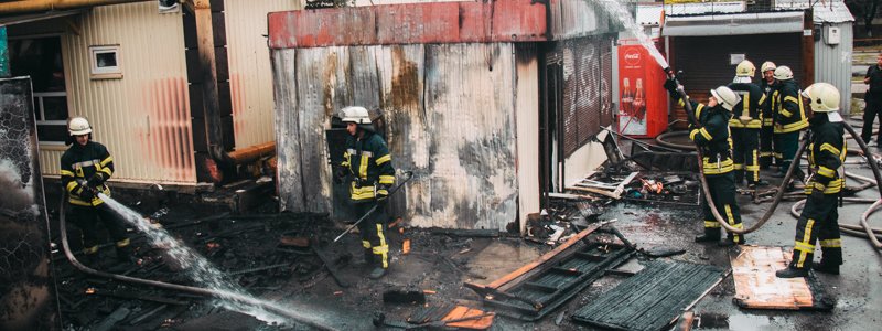 В Киеве на Воскресенке загорелась шашлычная: огонь перекинулся на соседний ларек