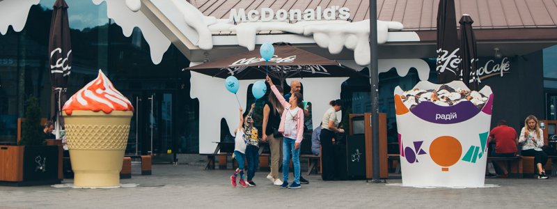 В Киеве на крышу McDonald’s "упал" гигантский рожок: где сфоткаться с десертом-переростком