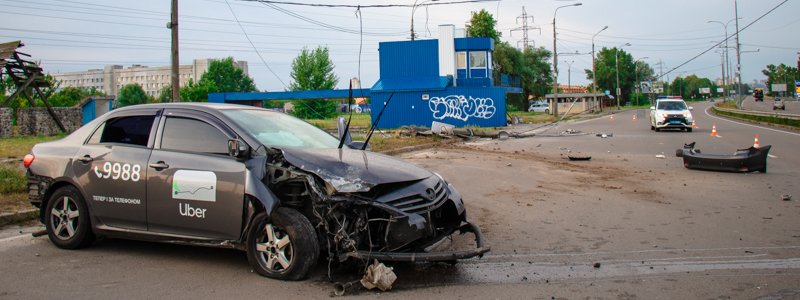 На выезде из Киева Toyota службы Uber снесла столб