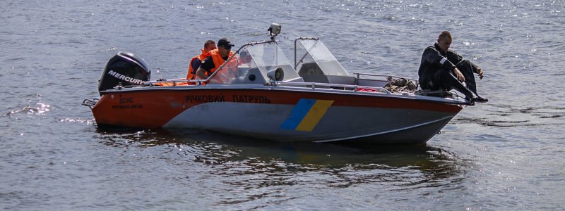В Киеве рыбак на надувной лодке застрял в водорослях и не смог выплыть