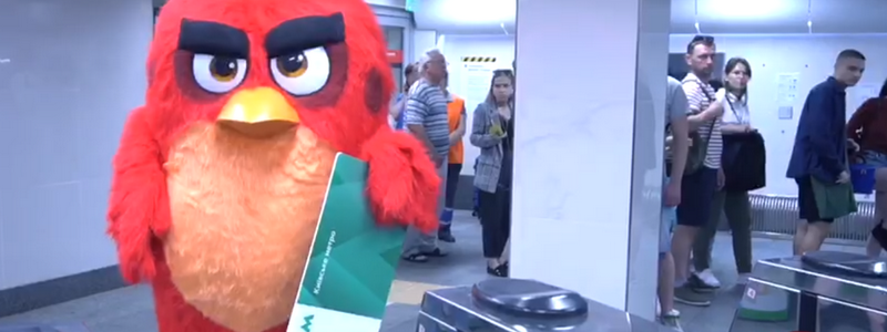 В Киеве показали ролик с Angry Birds в метро и закрыли продажу жетонов на очередной станции