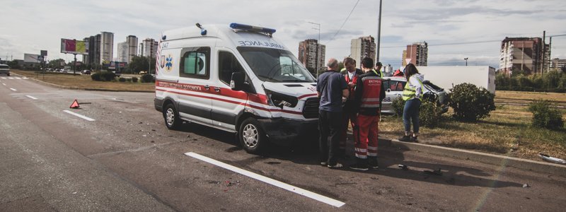 В Киеве на проспекте Ватутина машина скорой помощи влетела в такси Uber