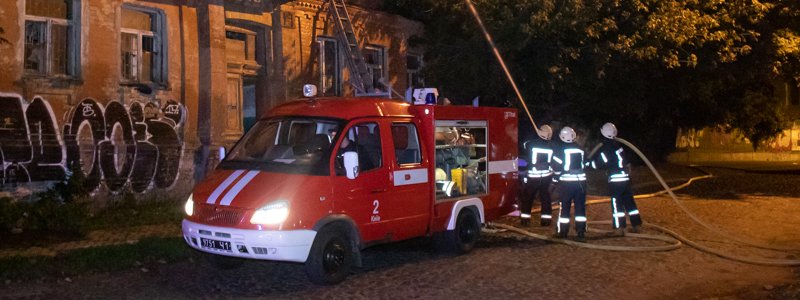 В Киеве на Подоле вспыхнул двухэтажный дом