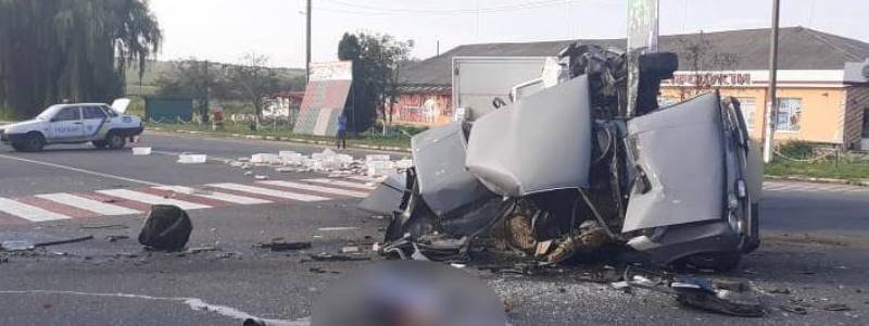 Под Киевом ВАЗ влетел в микроавтобус и легковушку: погиб 23-летний парень