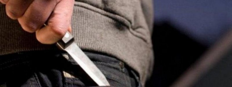 В Киеве мужчину пырнули ножом в живот за распитие пива в магазине