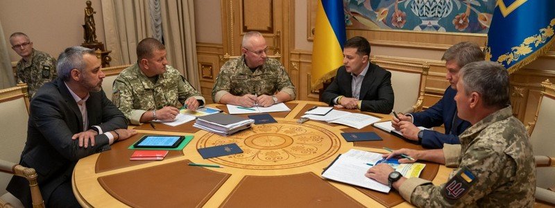 Зеленский срочно собрал военное руководство Украины и поговорил с Путиным: все, что известно