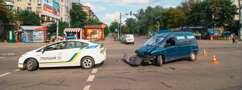 В Киеве из-за неработающего светофора столкнулись Renault и Citroen: оба водителя пострадали