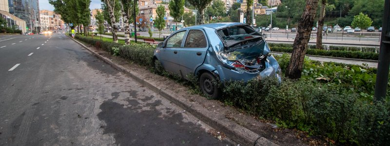 В Киеве на Леси Украинки Chevrolet снес дерево и вылетел на аллею