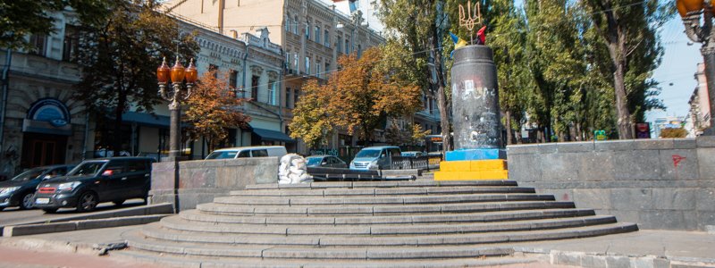В центре Киева исчезла гигантская синяя рука: почему убрали арт-объект