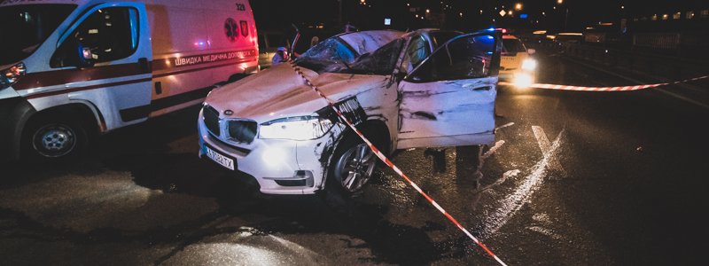 В Киеве пьяная компания на BMW X5 пыталась скрыться от полиции и перевернулась в отбойник