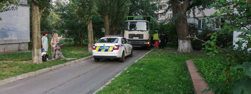 В Киеве на бульваре Верховной Рады мусоровоз раздавил мужчину
