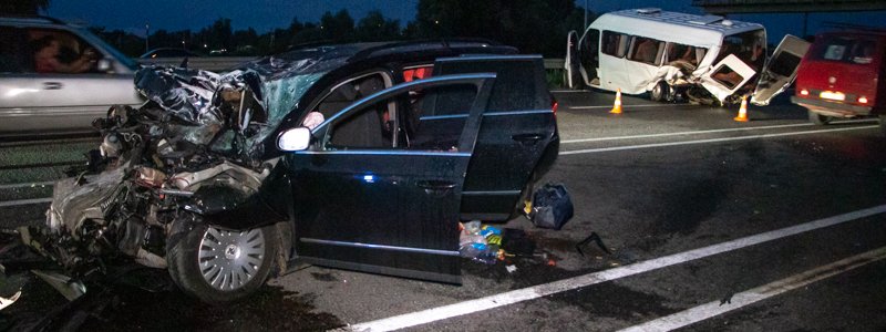 Под Киевом Volkswagen влетел в маршрутку: 2 человека погибли, 13 пострадали