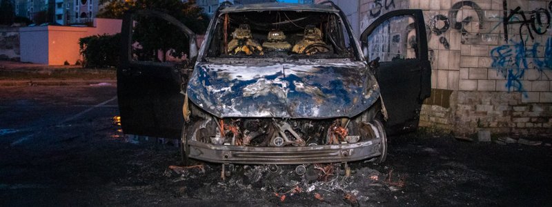 В Киеве сгорел минивэн Mercedes: полиция подозревает поджог
