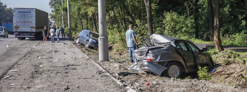 В Киеве на Окружной фура уничтожила BMW и отправила в кювет Volvo