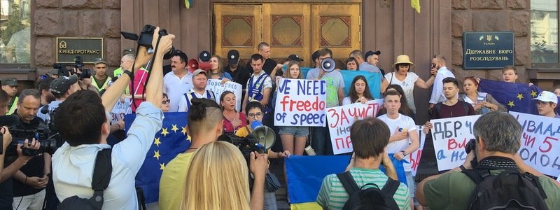 В Киеве под крики "Порох геть" Порошенко пришел на допрос: кто и в чем винит пятого президента