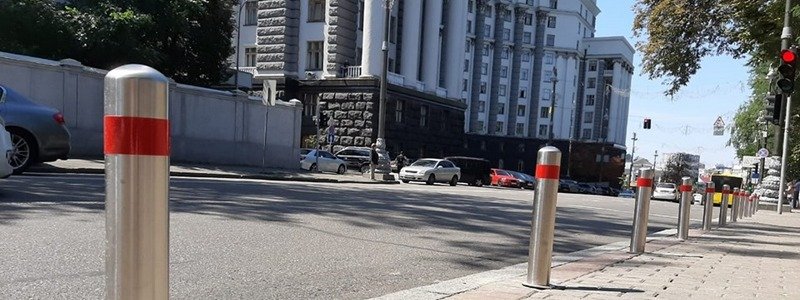 В Киеве возле Кабмина установили антипарковочные столбики