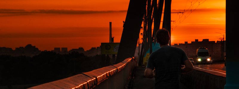 Огненный рассвет в Киеве: как столица встречала новый день на Северном мосту
