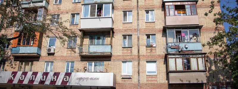 В Киеве женщина выпала с балкона пятиэтажки