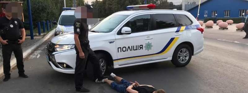 В Киеве 18-летний парень изрезал ножом таксиста