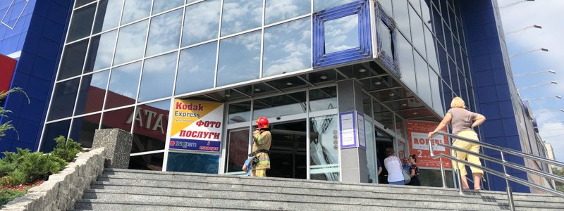 В Киеве на Борщаговке загорелся торговый центр "Квадрат"