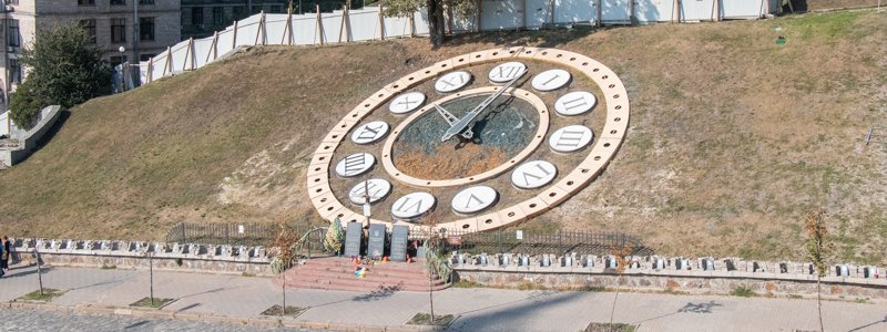 Демонтаж цветочных часов на аллее Героев Небесной Сотни в Киеве: что произошло