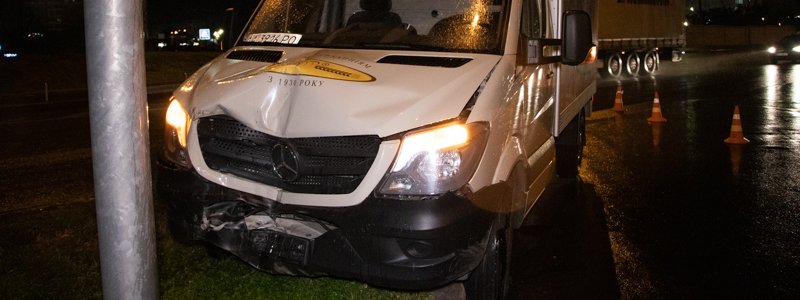 В Киеве водитель Skoda ехал по навигатору, подрезал грузовик "Киевхлеба" и отправил его в столб
