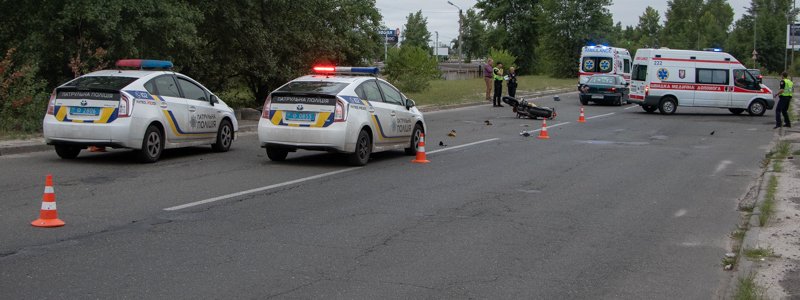 В Киеве на Троещине мотоциклист влетел в Opel, сломал руки и создал пробку