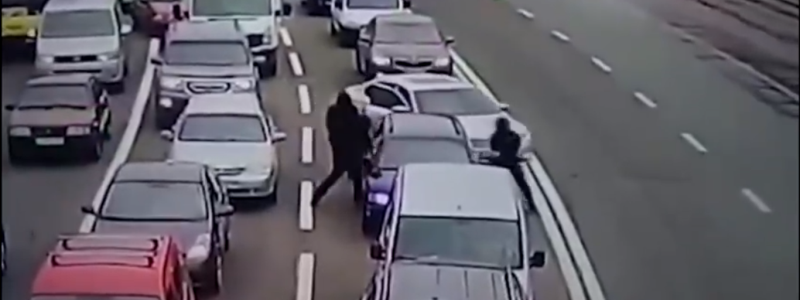 В Киеве бандиты дерзко грабили людей на дорогах и устроили перестрелку с полицией: видео разбоя
