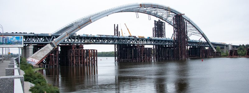 На Подольско-Воскресенском мосту в Киеве исчезают временные опоры