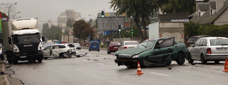 В Киеве на Харьковском шоссе столкнулись Lanos и Volkswagen: пострадали женщина и подросток