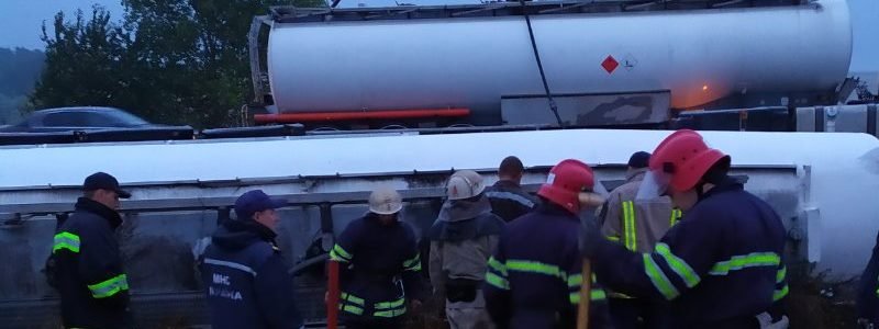 На трассе под Киевом перевернулся бензовоз
