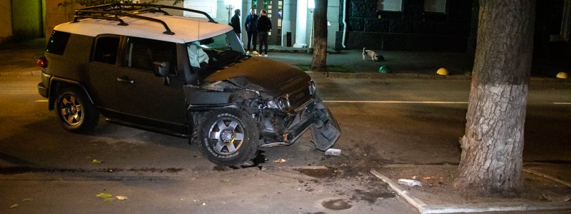 В центре Киева матовая Toyota FJ вылетела на тротуар и врезалась в дерево