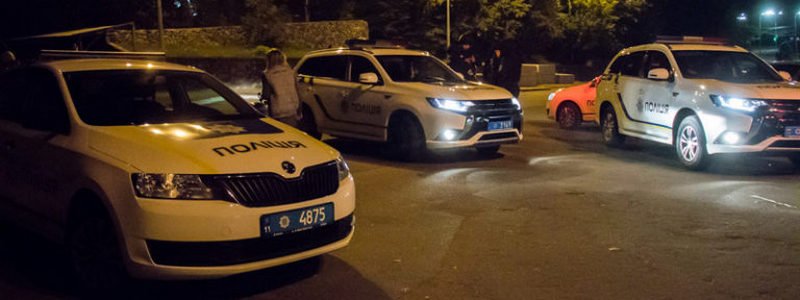 В Киеве мужчину вытащили из такси, надели наручники и увезли на серебристом Mercedes: введен план "Перехват"